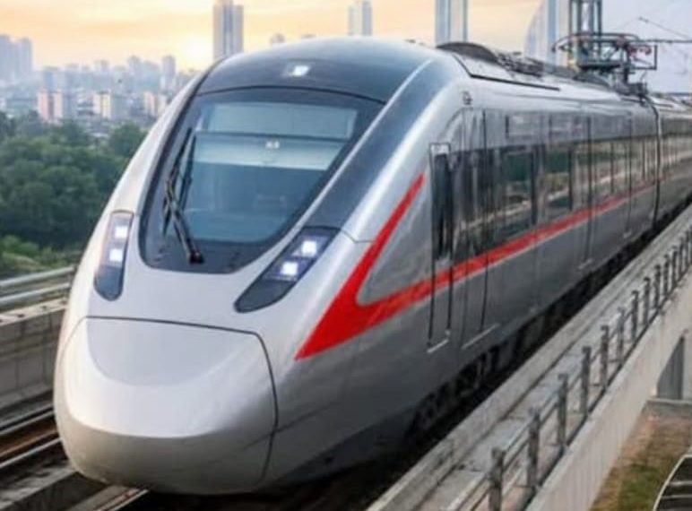 डीटीसी बस चालकों की हड़ताल से मेट्रो में बढ़ी यात्रियों की भीड़, 