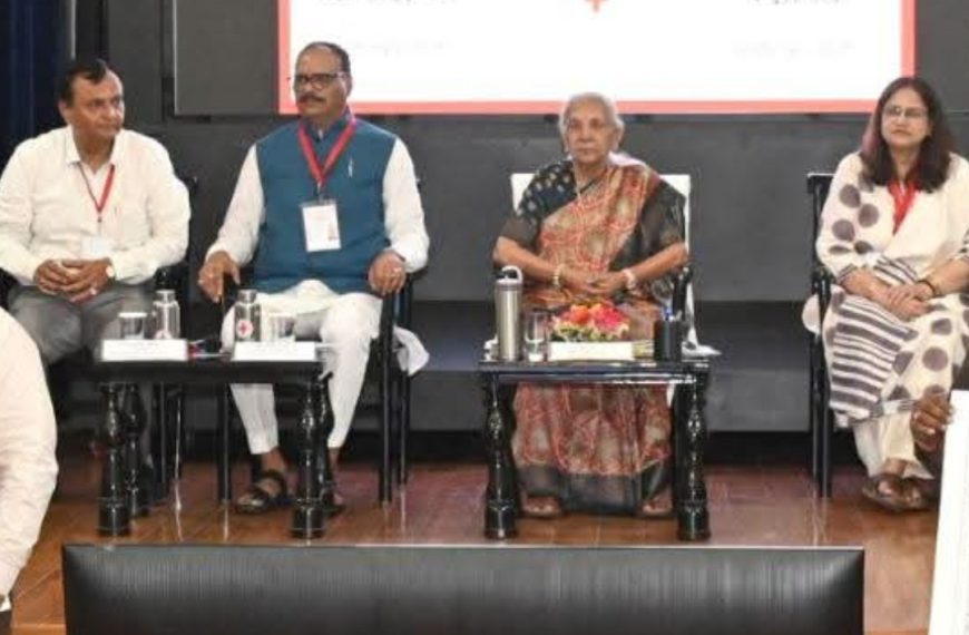 बेहतर कार्यप्रणाली पर राज्यपाल आनंदीबेन पटेल द्वारा राजा अग्रवाल सम्मानित