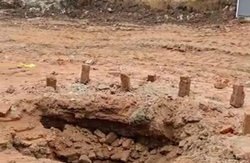 कलेक्ट्रेट में अवैध मस्जिद ध्वस्तीकरण के दौरान मिला 20 फिट गहरा कुआं