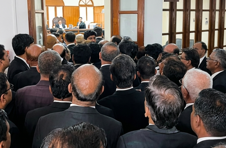 न्यायमूर्ति अजय भनोट द्वारा अधिवक्ता से दुर्व्यवहार के विरोध में इलाहाबाद हाईकोर्ट में वकीलों का हंगामा